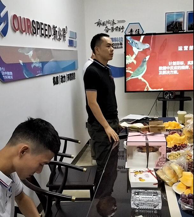 国产探花视频科技召开9月份总结会暨生日会 国产探花视频科技召开9月份总结会暨生日会